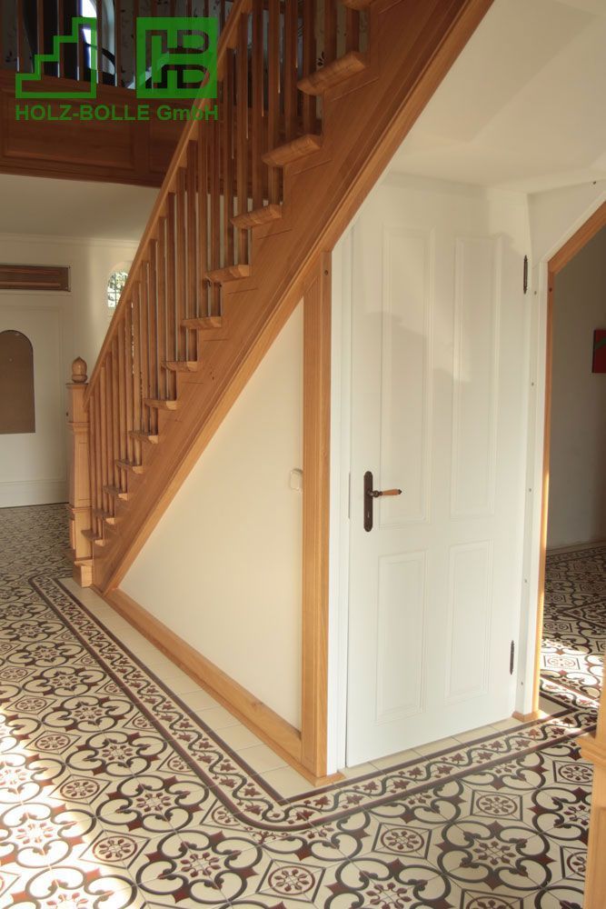 Eine Holztreppe mit einer weißen Tür darunter