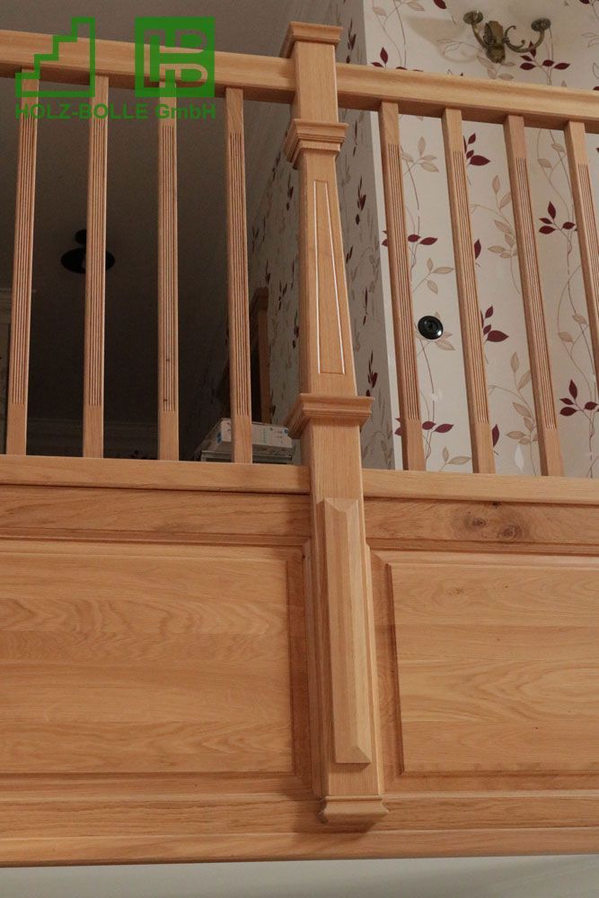 Ein Holzgeländer an einer Treppe in einem Haus