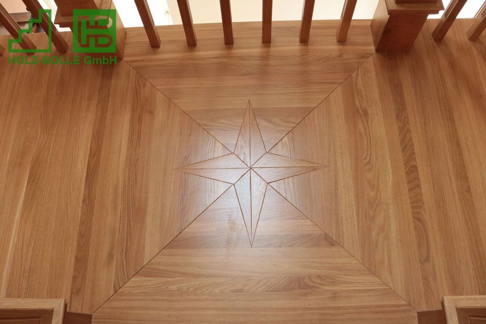 Eine Holztreppe mit Sternenmuster auf dem Boden.