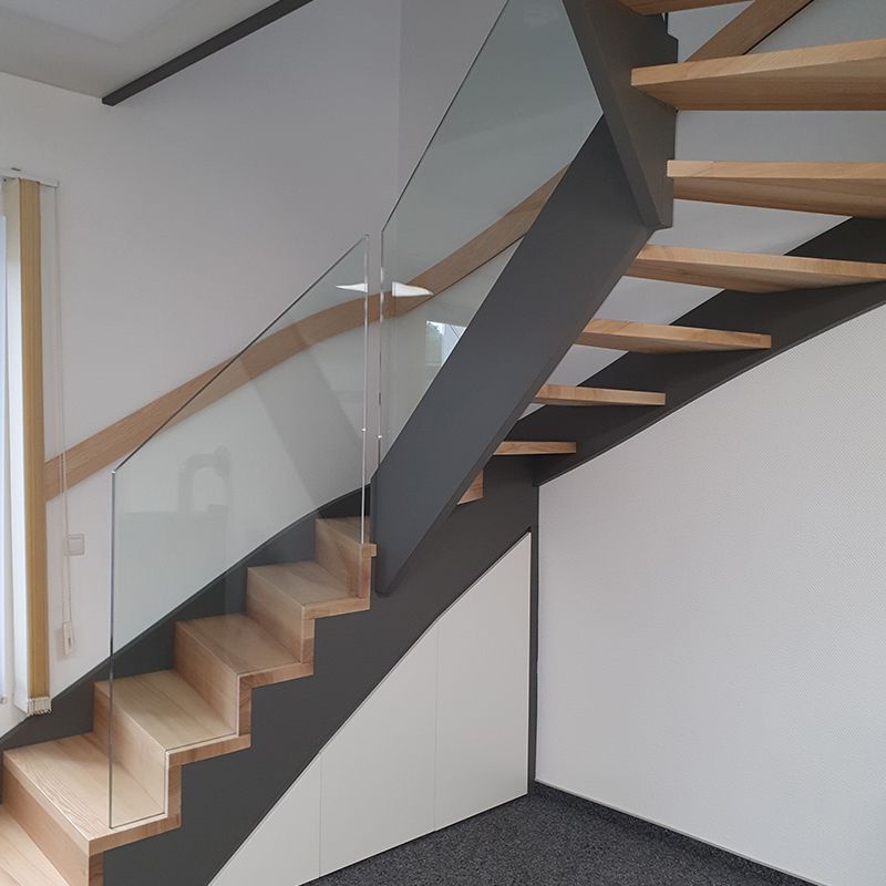 Eine Treppe mit Holzstufen und einem Glasgeländer