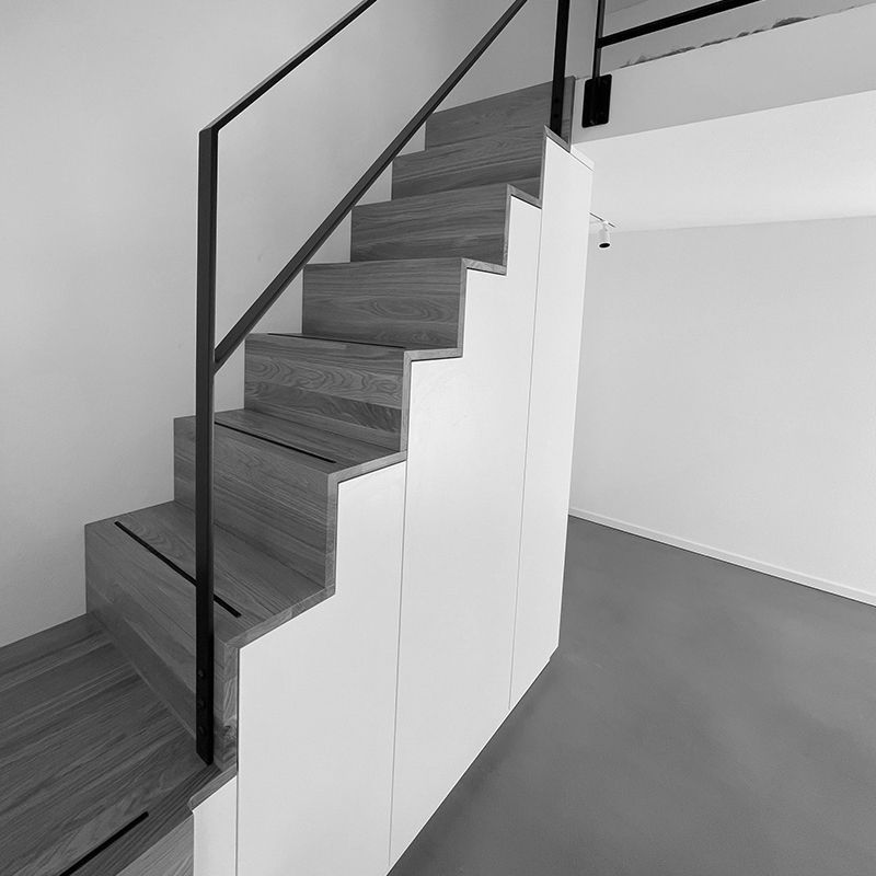 Ein Schwarzweißfoto einer Treppe mit einem Metallgeländer