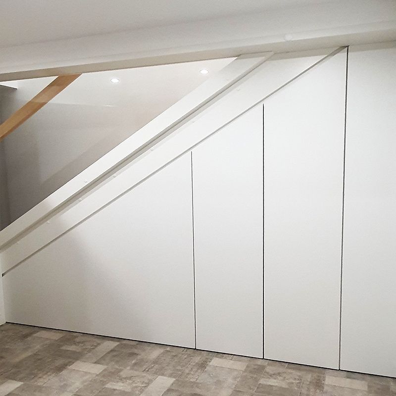 Ein Raum mit einer Treppe und weißen Wänden