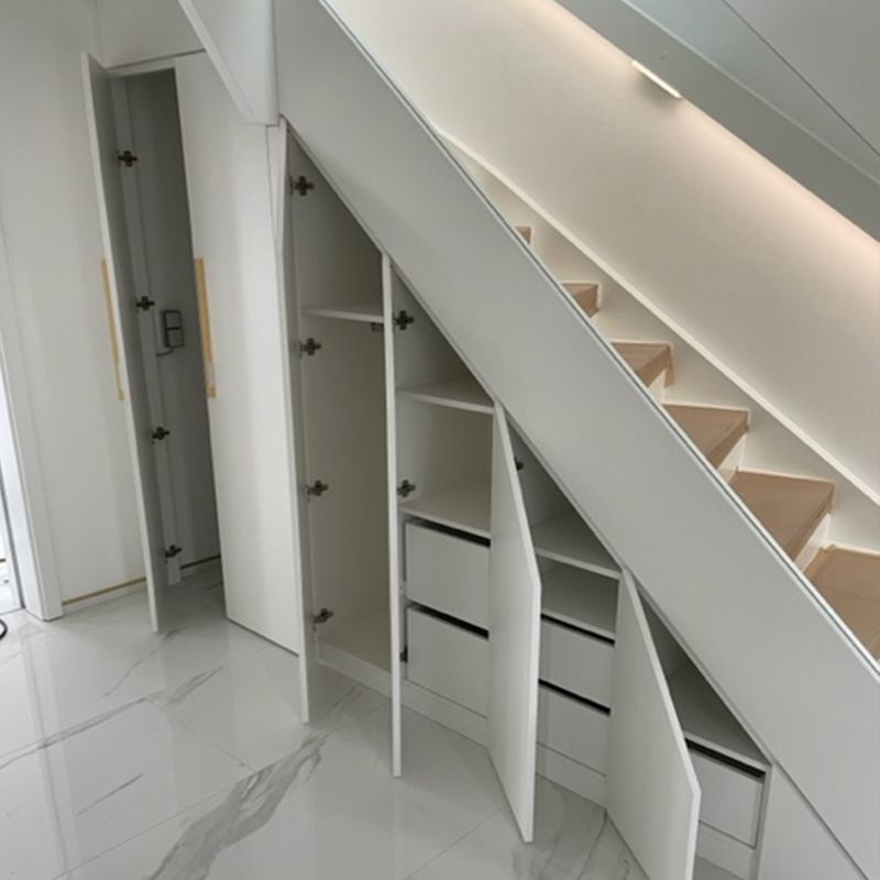 Eine Treppe mit einem Schrank darunter
