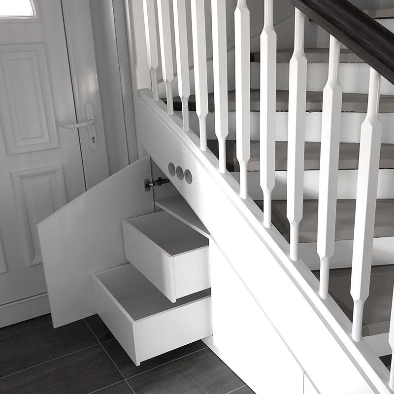 Eine Treppe mit einer Schublade darunter