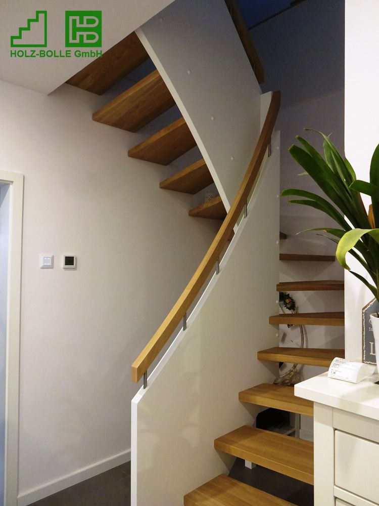Eine Treppe mit Holzstufen und einem weißen Geländer