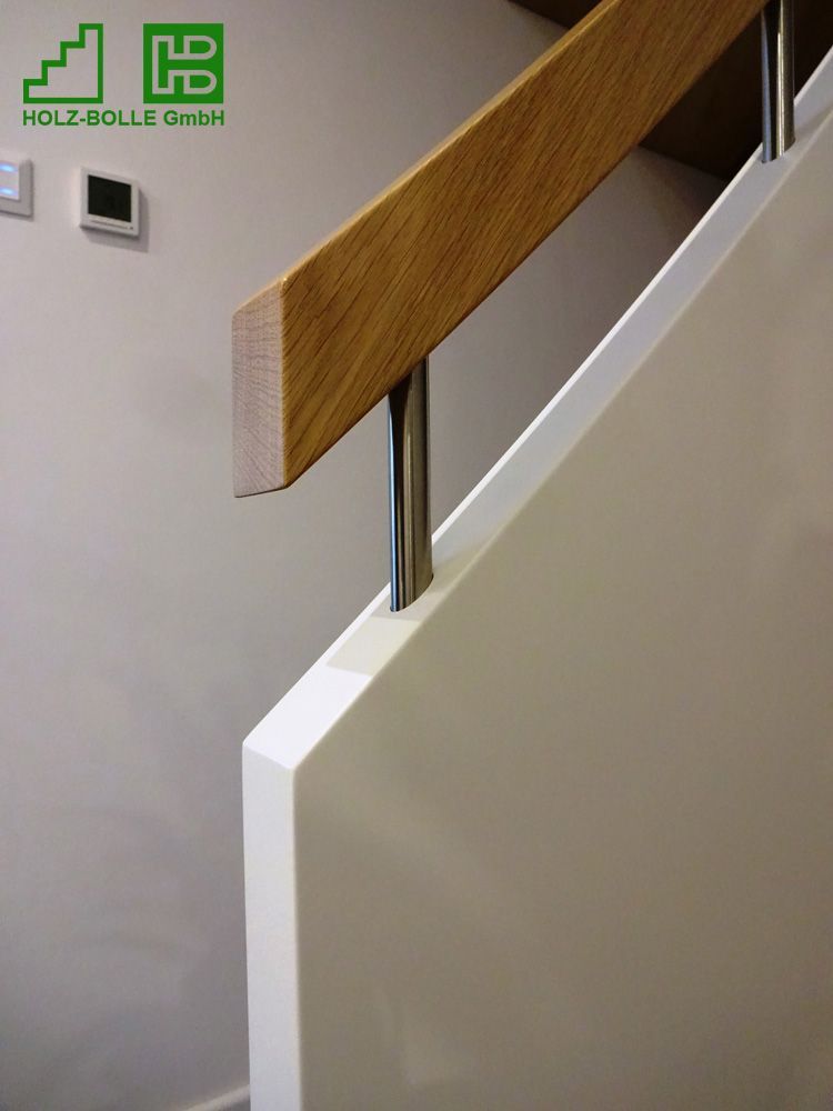 Eine Treppe mit einem grünen Holz-Bölle-Logo an der Wand