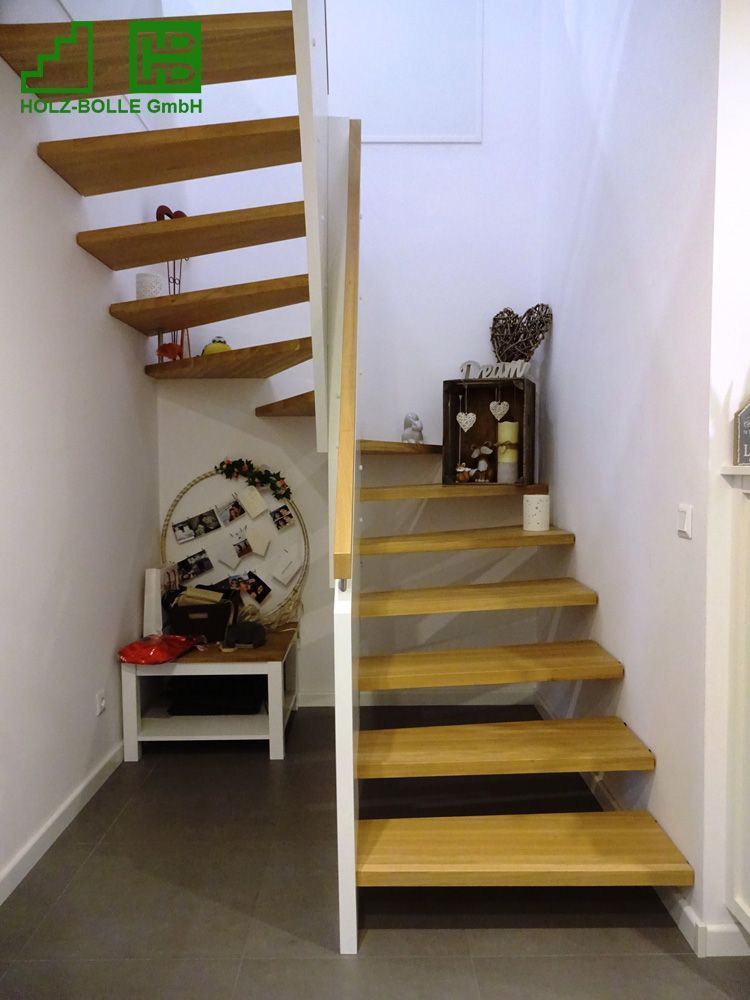 Eine Holztreppe mit einem weißen Geländer in einem Flur