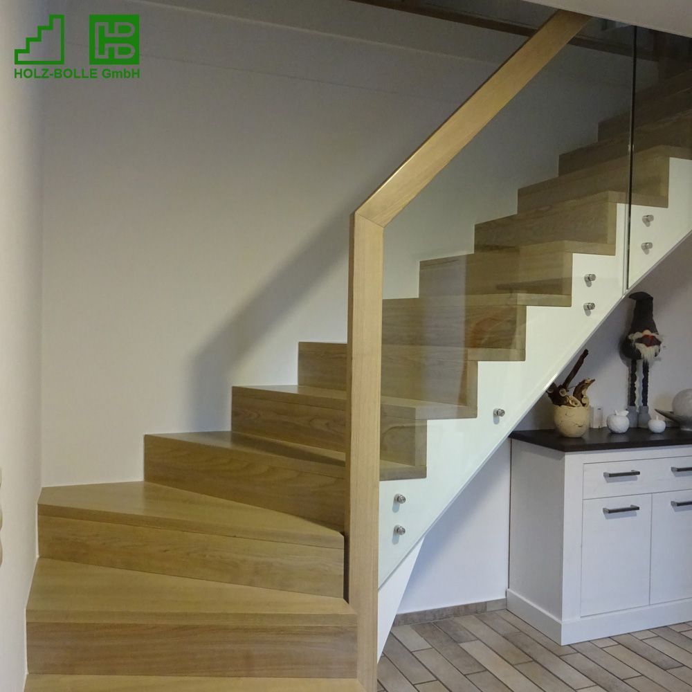 Eine Holztreppe mit einem Glasgeländer in einem Raum