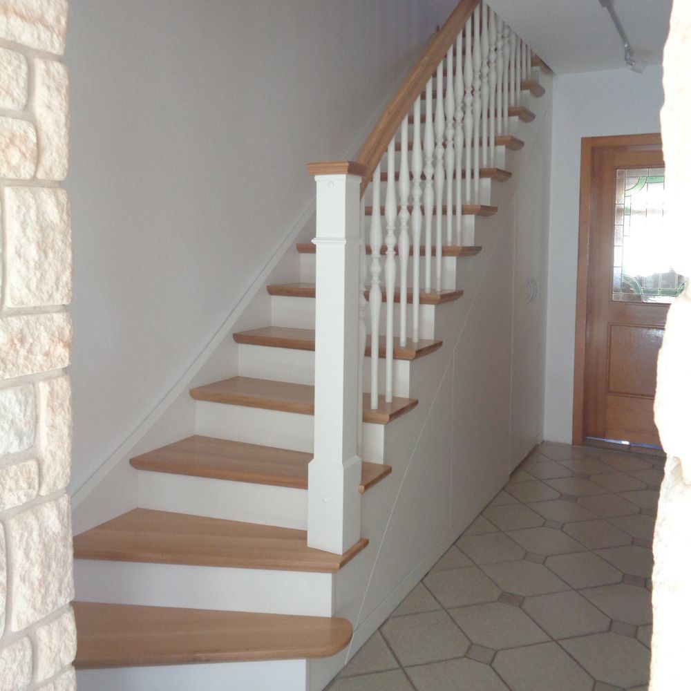 Eine Treppe mit Holzstufen und einem weißen Geländer