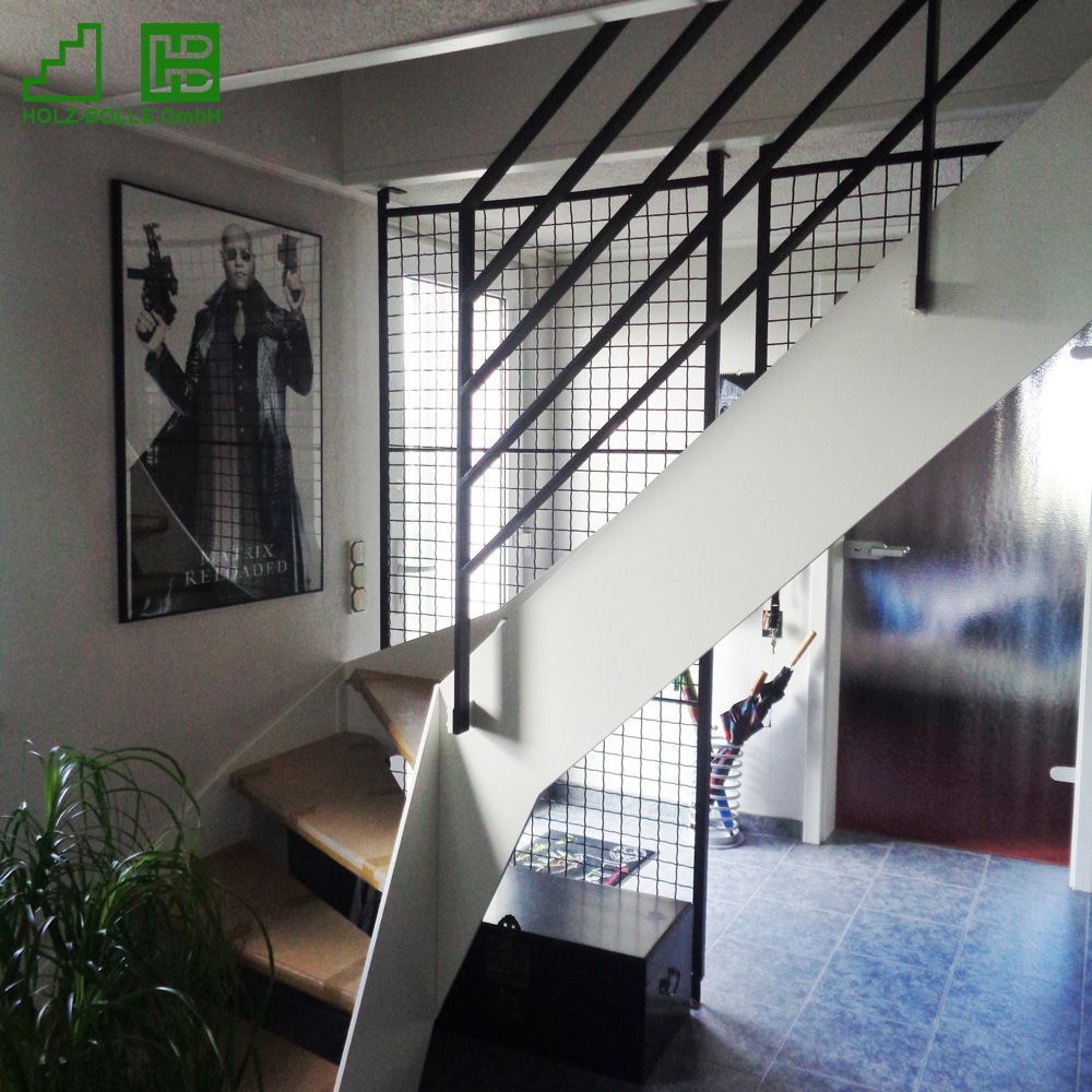 Eine Treppe mit einem Bild eines Mannes an der Wand