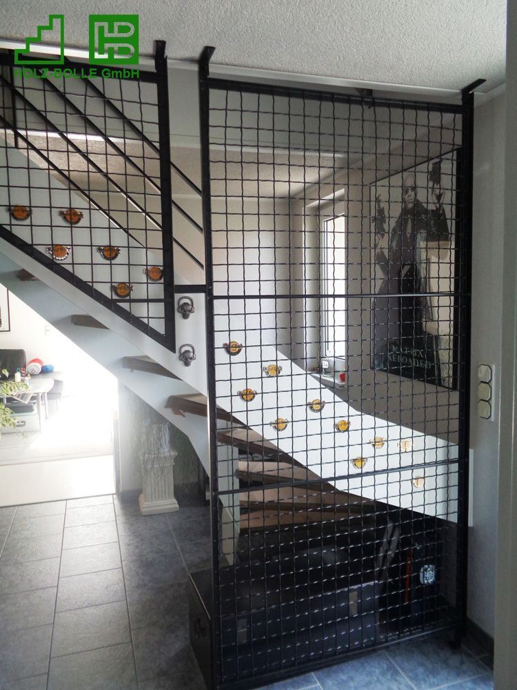 Ein Bild einer Treppe mit einem Zaun dahinter