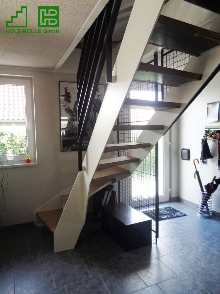 Eine Treppe mit einem grünen hb-Logo an der Decke