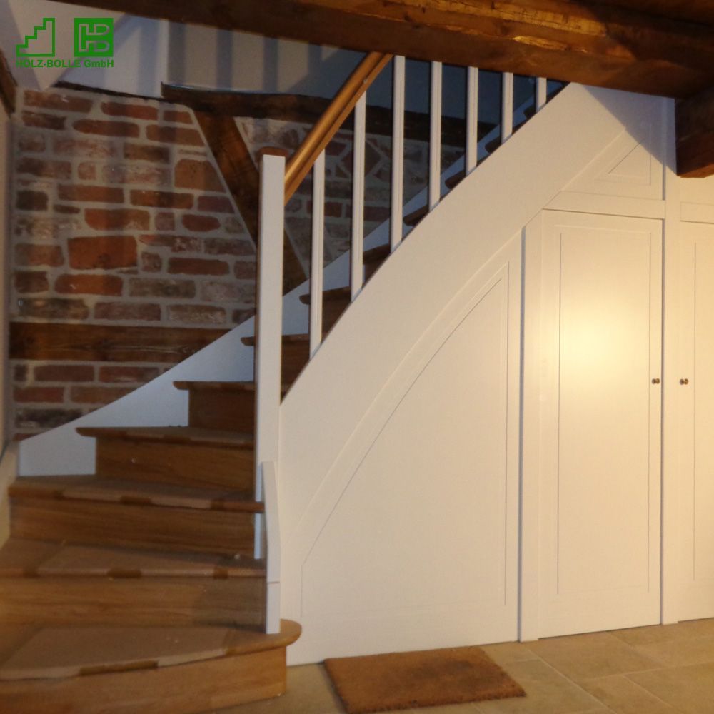 Eine weiße Treppe mit einer Backsteinmauer dahinter