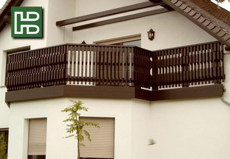 Eine gelbe Treppe mit weißem Geländer