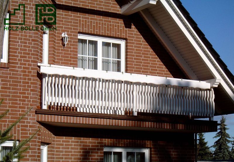 Eine weiße Treppe mit Holzstufen und einem Glasgeländer