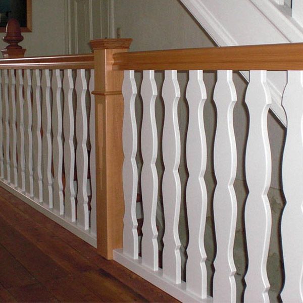 Eine Treppe mit einem weißen Geländer und einem Holzhandlauf