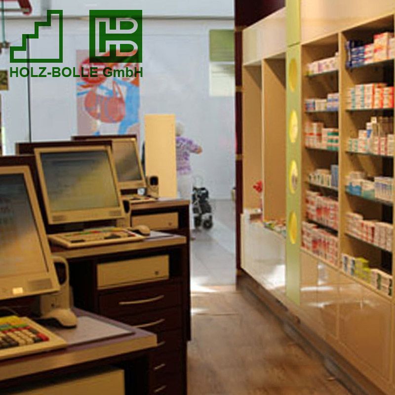 Eine Apotheke mit einem Schild mit der Aufschrift „Holz-Bölle GmbH“