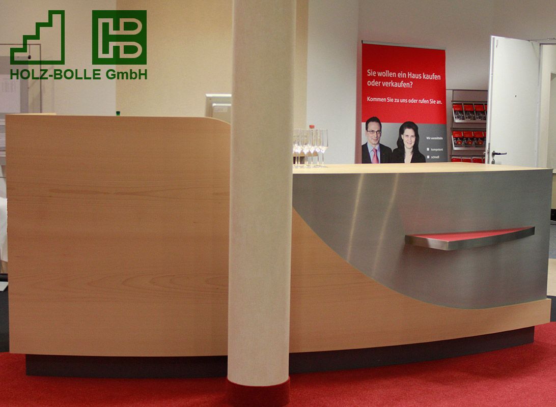 Ein Schild der Holz-Bölle GmbH hängt über einem Empfangstresen