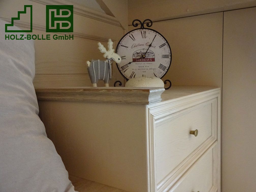 Eine weiße Kommode mit einer Uhr darauf