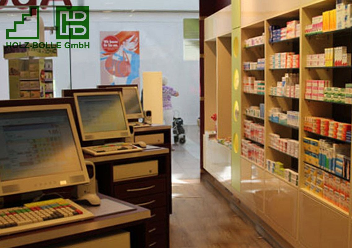 Eine Apotheke mit vielen Regalen und Computern