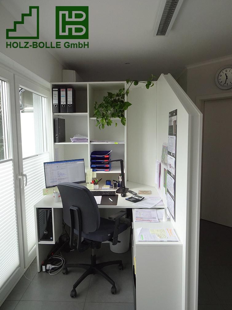 Ein Büro der Holz-Bolle GmbH mit Schreibtisch und Stuhl