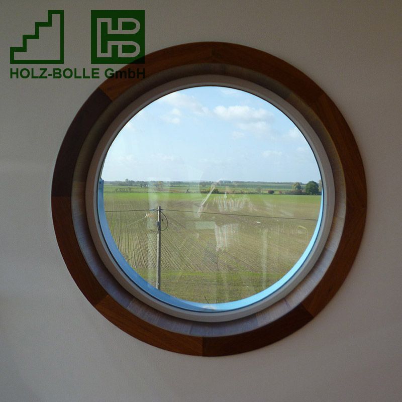 Ein rundes Fenster mit den Buchstaben hb darauf