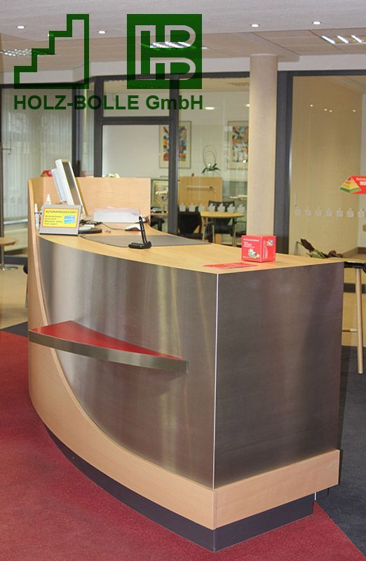 Eine Edelstahltheke mit einem Schild mit der Aufschrift „Holz-Bölle GmbH“