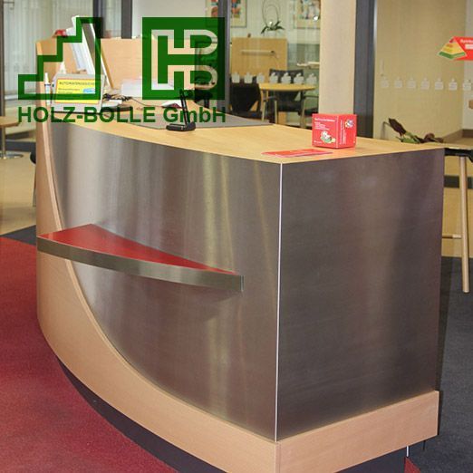 Eine Edelstahltheke mit dem Logo der Holz-Bölle GmbH