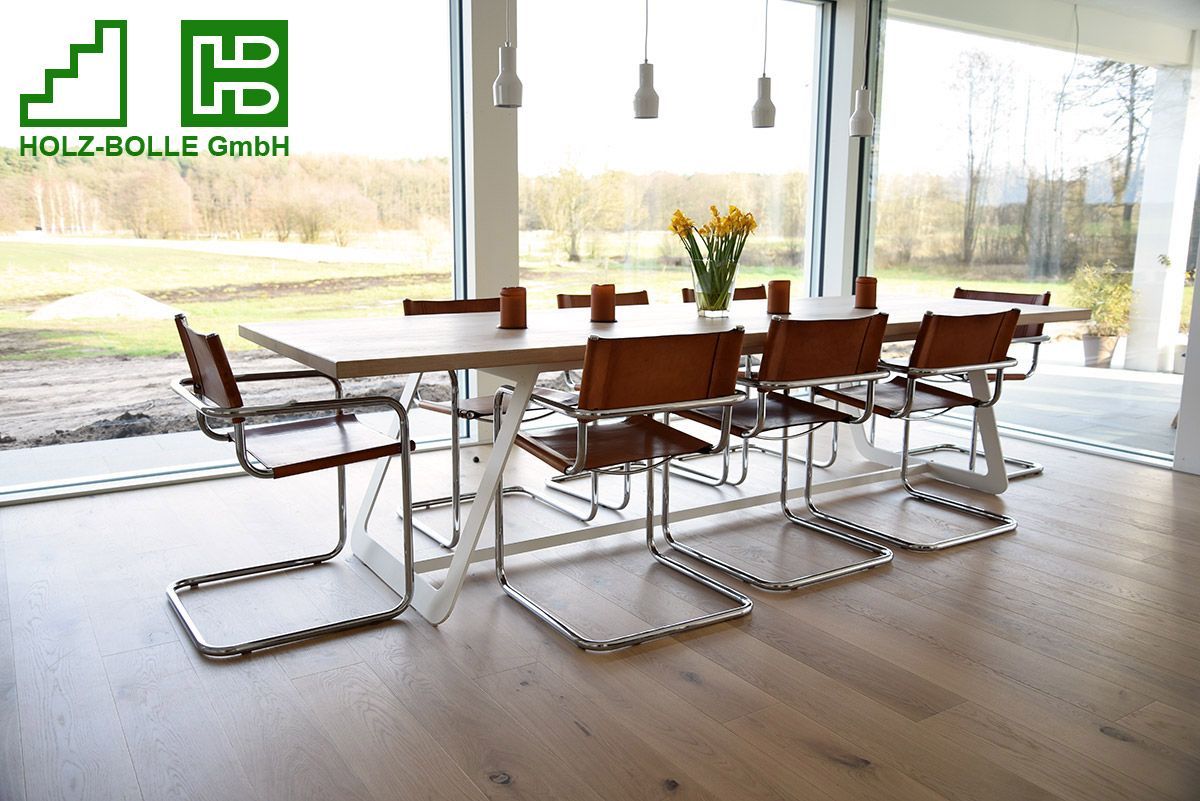 Ein Esszimmer mit Tisch und Stühlen und einem Logo für die Holz-Bolle GmbH