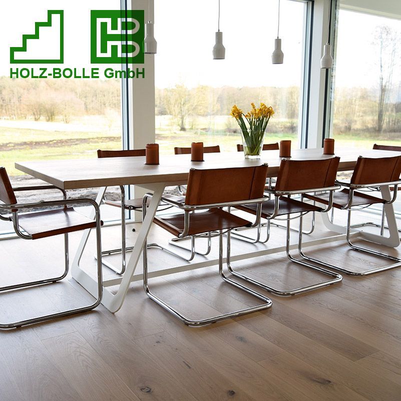 Ein Esszimmer mit einem Tisch und Stühlen und einem Schild mit der Aufschrift „Holz-Bölle GmbH“