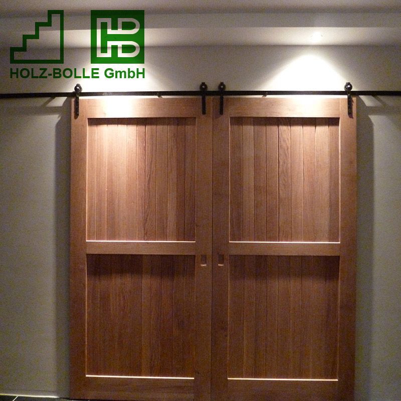 Ein Paar Holzschiebetüren mit einem Holz-Bölle GmbH-Logo darüber