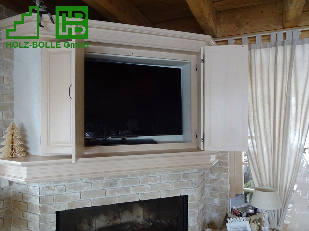 Ein Kamin mit eingebautem Flachbildfernseher