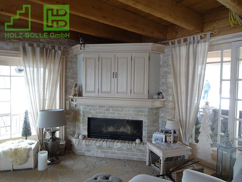 Ein Wohnzimmer mit Kamin und einem Schild mit der Aufschrift „Holz-Bolla GmbH“