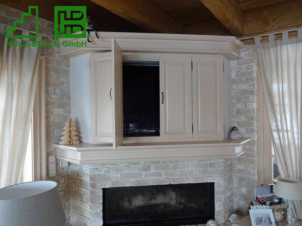 Ein Wohnzimmer mit einem Kamin und einem Schrank mit dem Buchstaben H darauf