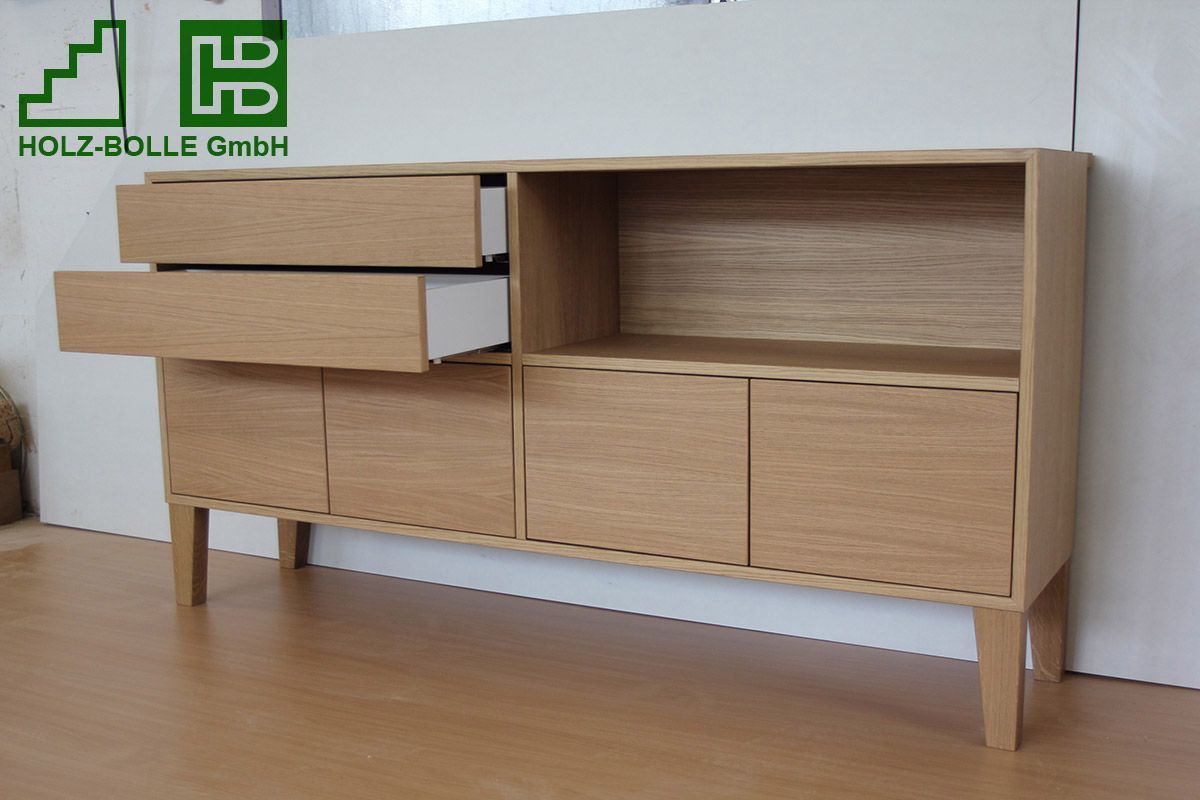 Ein Holzregal mit Schubladen und einem Schild mit der Aufschrift „Holz-Bolle GmbH“