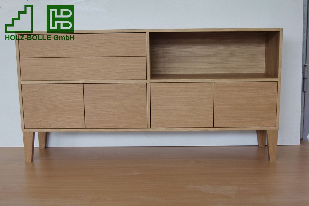 Eine Holzkommode mit den Buchstaben hb darauf