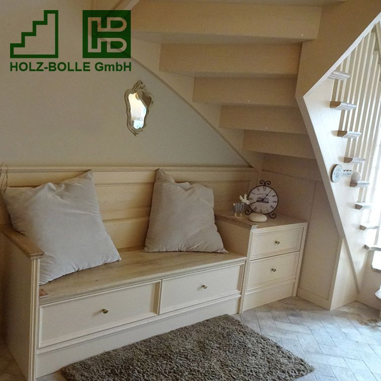 Eine Treppe mit einem Holz-Bölle GmbH Logo an der Wand