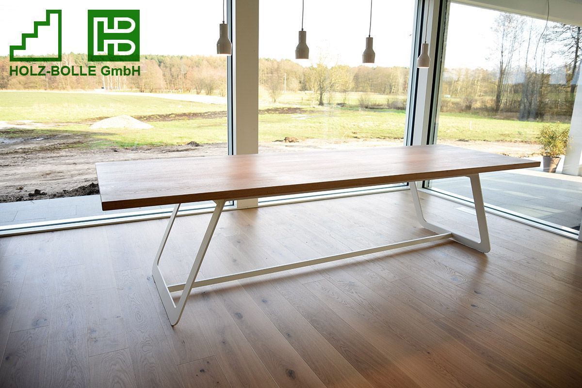 Ein Holztisch vor einem Fenster mit einem Logo der Holz-Bolle GmbH