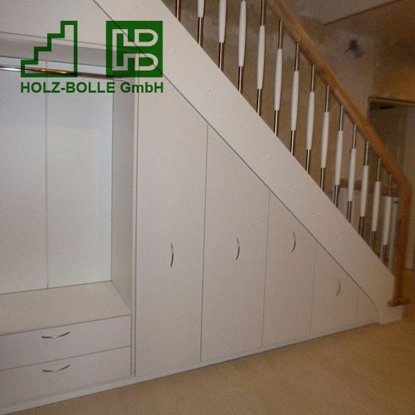Ein Bild einer Treppe mit einem Schild mit der Aufschrift „Holz-Bölle GmbH“