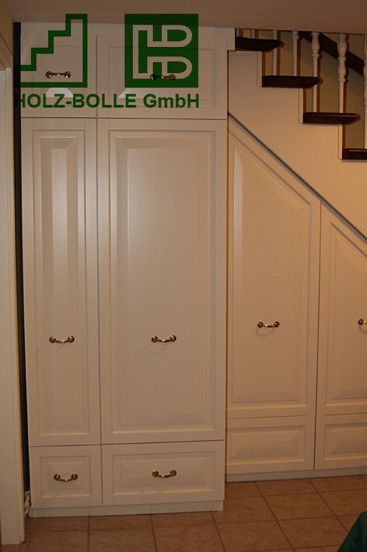 Eine Treppe mit einem Schild mit der Aufschrift „Holz-Bölle GmbH“