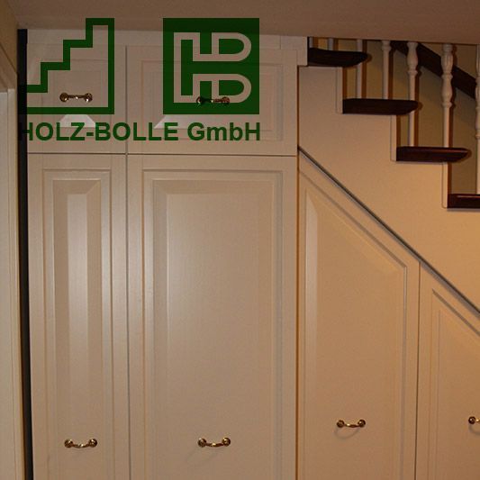 Eine Treppe mit einem Schild mit der Aufschrift „Holz-Bölle GmbH“