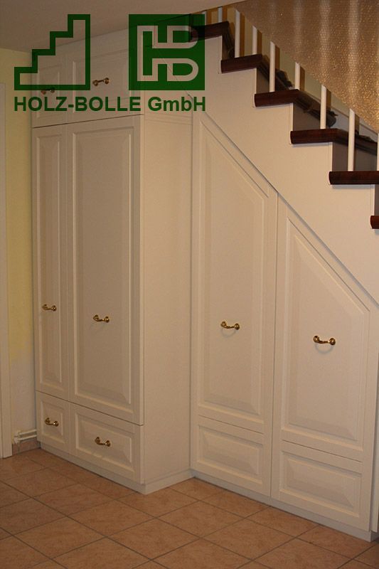 Eine Treppe mit einem Holz-Bölle GmbH Logo an der Wand