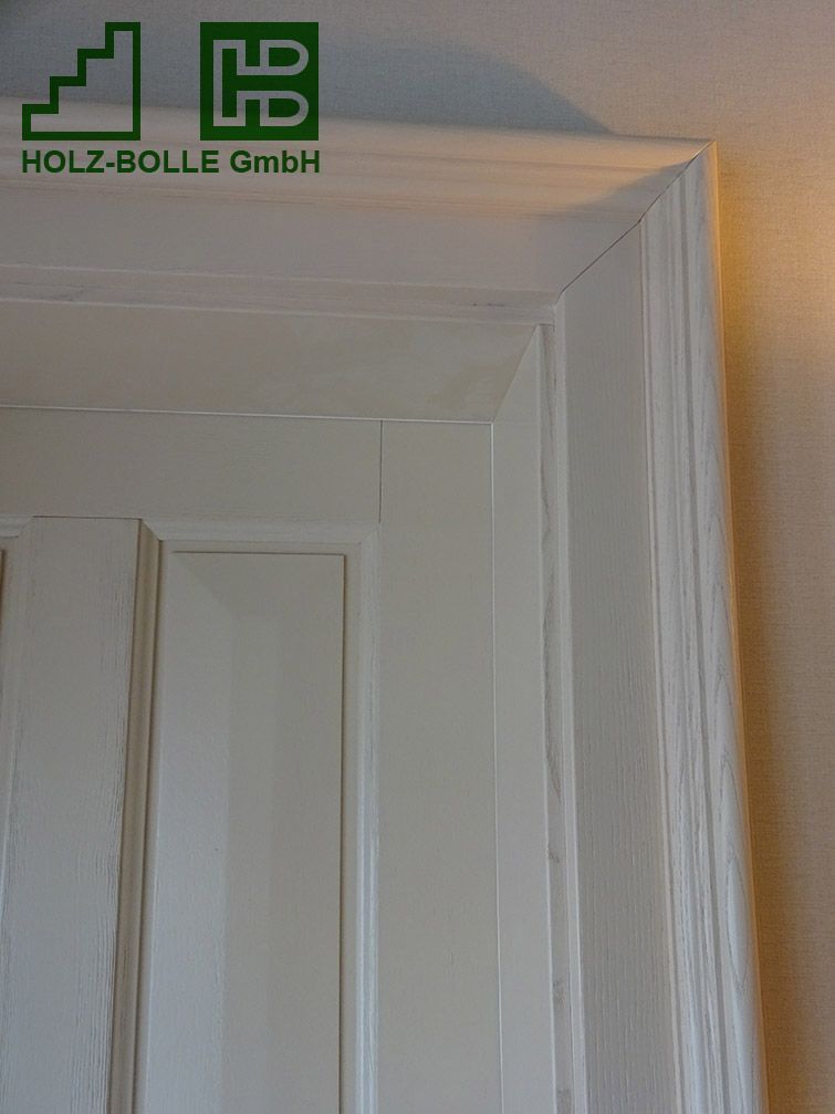 Eine weiße Tür mit einem grünen Logo mit der Aufschrift „Holz-Bolle GmbH“