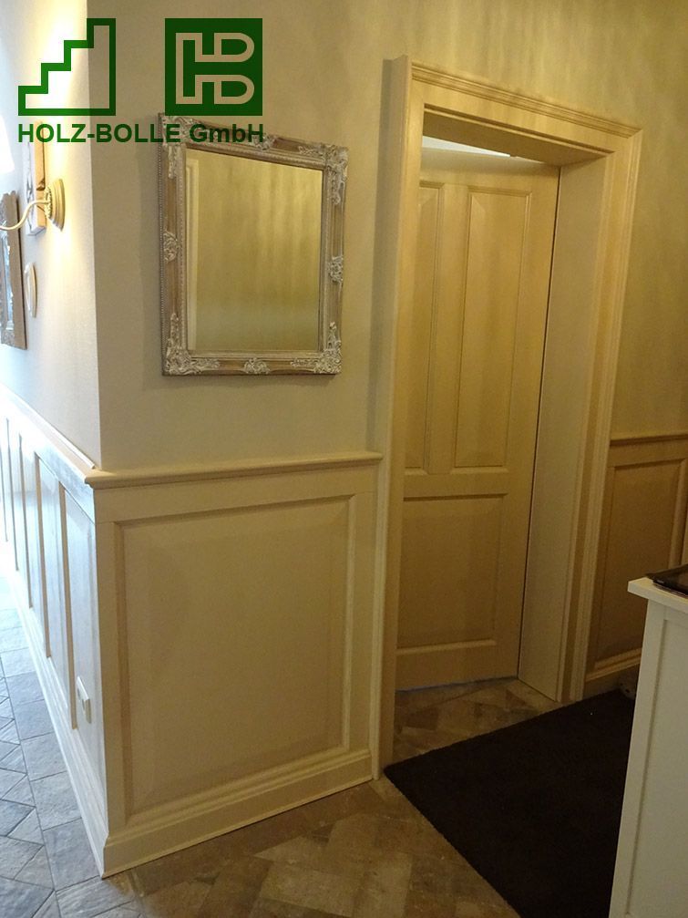 Ein Flur mit einem Spiegel und einem Schild mit der Aufschrift „Holz-Bolle GmbH“