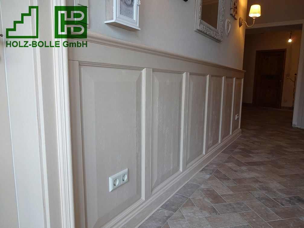 Ein Flur mit Holzwand und Fliesenboden.