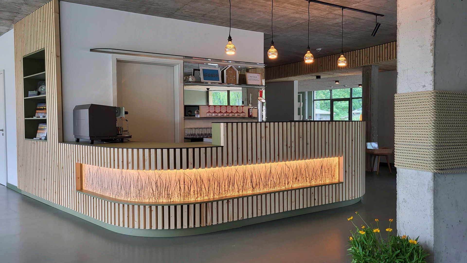 Eine große Holztheke in einem Restaurant mit vielen Lichtern darauf.