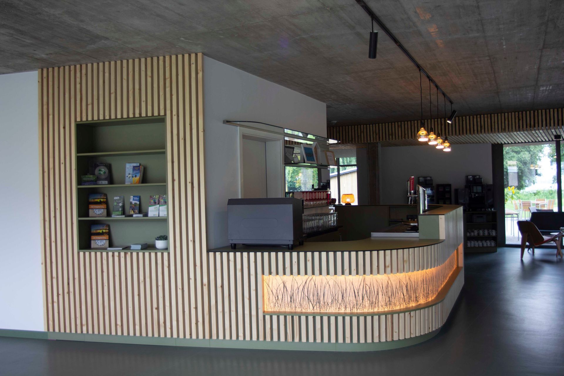 Ein Restaurant mit einer Holztheke und Regalen