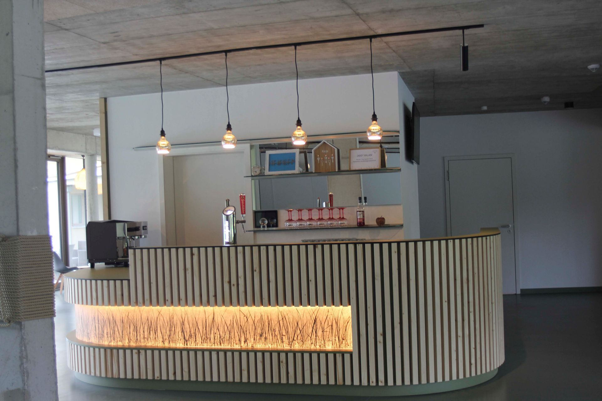 Eine Küche mit gestreifter Arbeitsplatte und Hängelampen