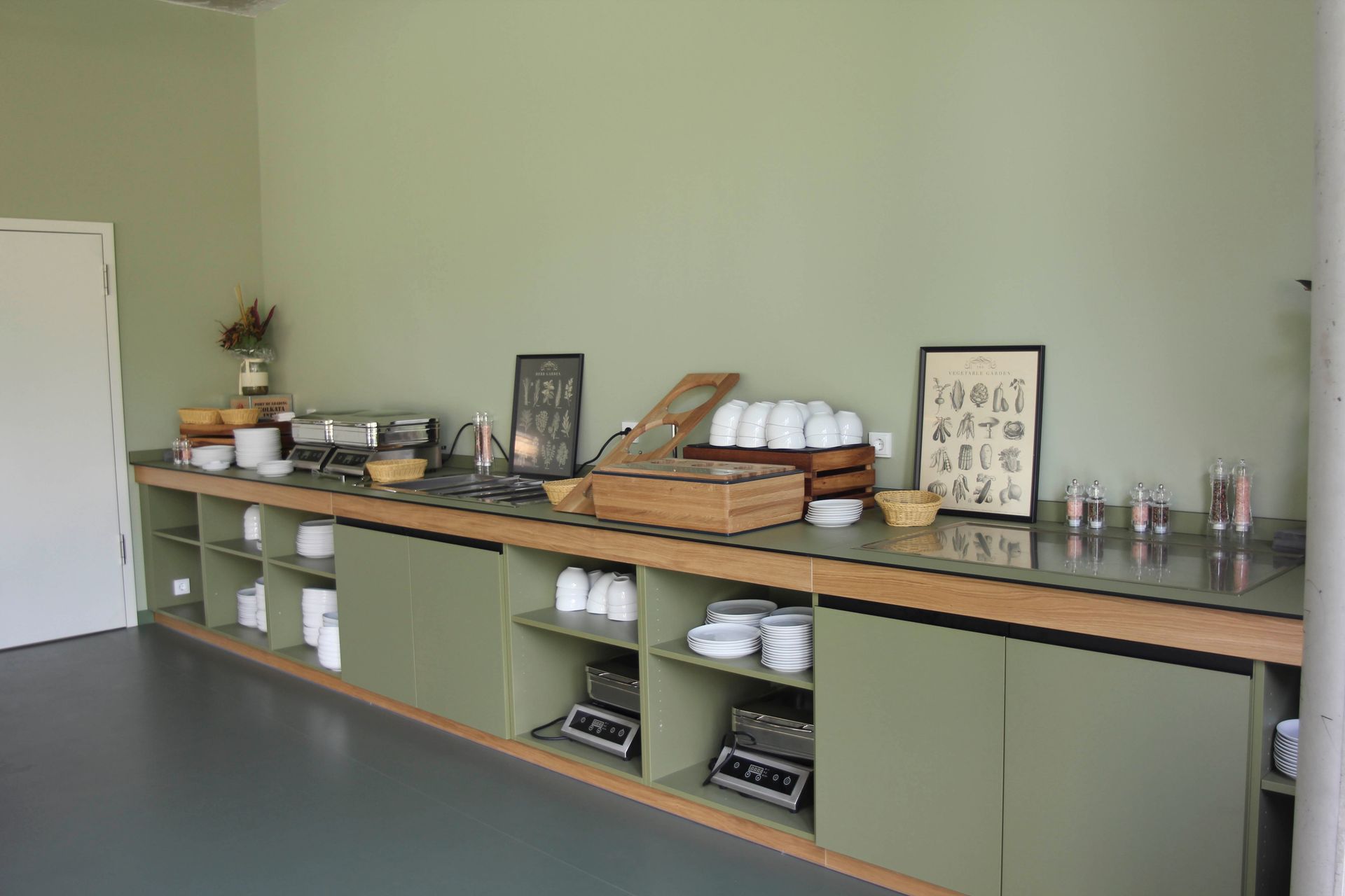 Eine lange Theke mit viel Essen darauf in einem Raum.