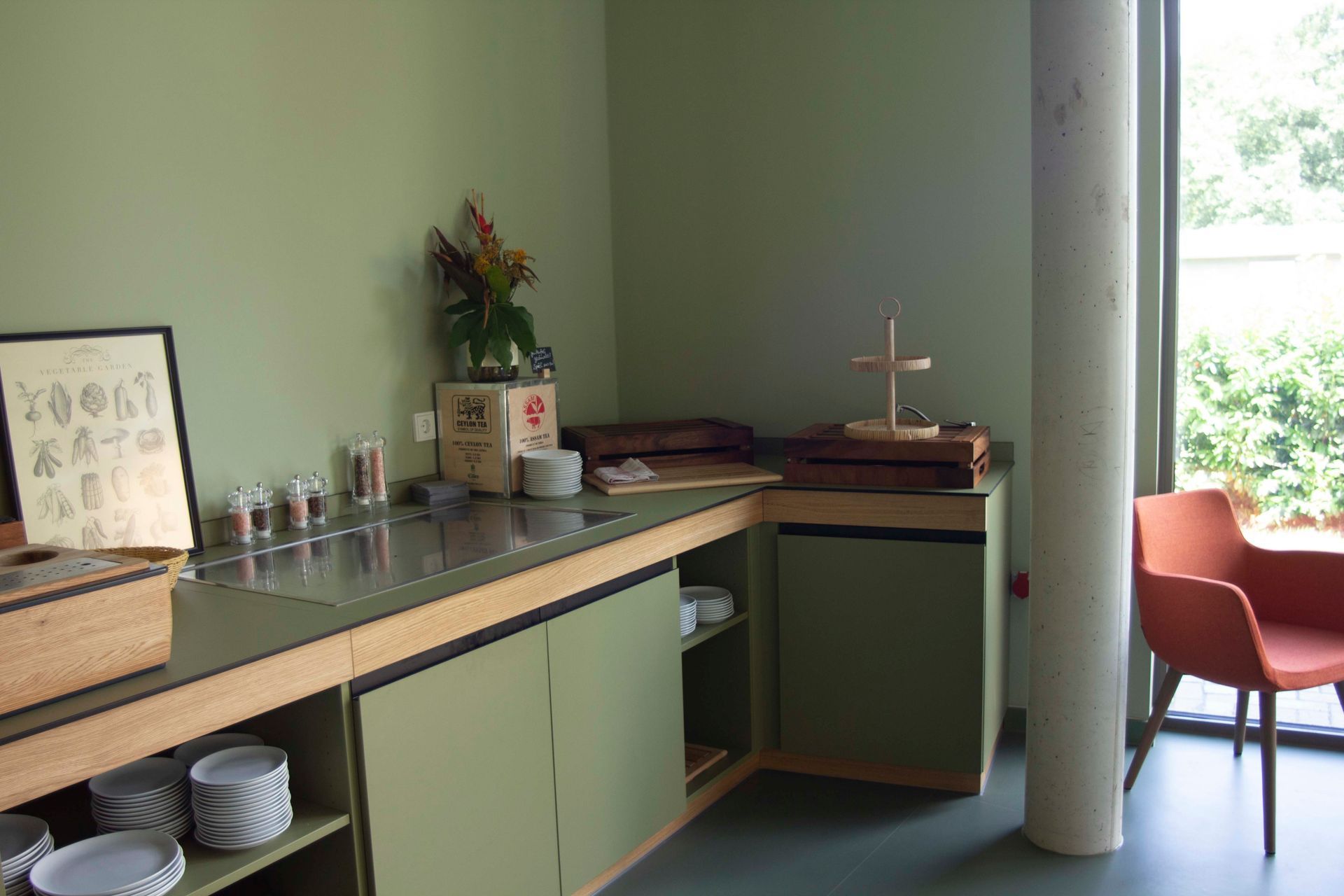 Eine Küche mit grünen Schränken und Tellern auf der Theke.